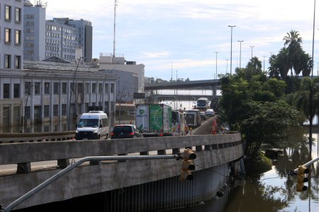 Foto de Porto Alegre (RS), 17 / 05 / 2024 Después de ampliar el corredor humanitario para el paso de vehículos de emergencia utilizados en rescates de inundaciones, el alcalde de Porto Alegre Sebastiao Melo - Imagen libre de derechos
