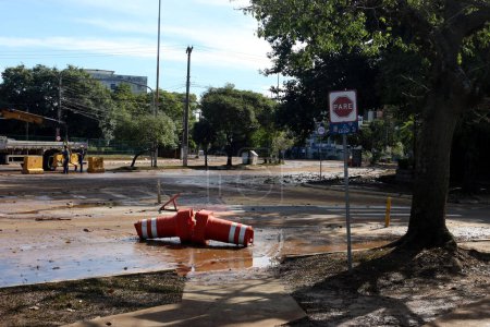 Téléchargez les photos : Porto Alegre (RS), 17 / 05 / 2024 Après la reconnexion de certaines stations de pompage des eaux pluviales (EBAP), plusieurs rues des quartiers Centro Historico et Praia de Belas ont été débarrassées de l'eau - en image libre de droit