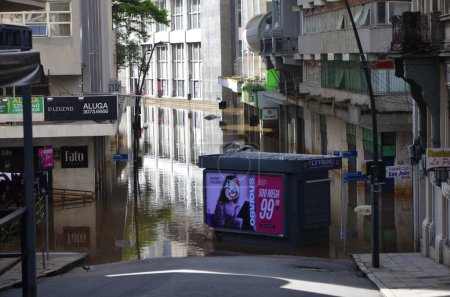 Foto de PORTO ALEGRE(RS) 18/05/2024 - The Municipal Department of Water and Sewage of Porto Alegre (Demae) opened floodgate number 3, between Avenida Maua and Rua Padre Tome. - Imagen libre de derechos