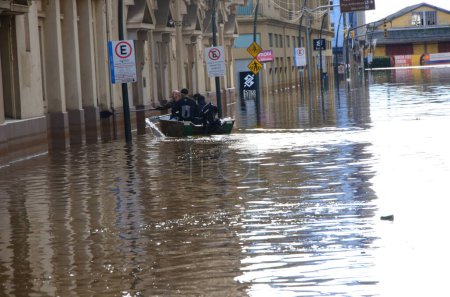 Foto de PORTO ALEGRE(RS) Brazil 18/05/2024 The Municipal Department of Water and Sewage of Porto Alegre (Demae) opened floodgate number 3, between Avenida Maua and Rua Padre Tome. The operation lasted approximately of an hour. - Imagen libre de derechos