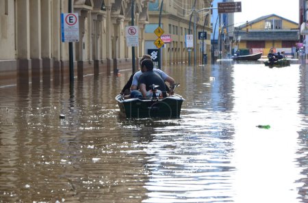 Foto de PORTO ALEGRE(RS) Brazil 18/05/2024 The Municipal Department of Water and Sewage of Porto Alegre (Demae) opened floodgate number 3, between Avenida Maua and Rua Padre Tome. The operation lasted approximately of an hour. - Imagen libre de derechos