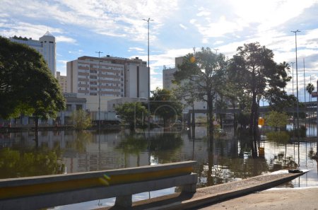 Téléchargez les photos : PORTO ALEGRE (RS) Brésil 18 / 05 / 2024 Le Département Municipal de l'Eau et des Eaux usées de Porto Alegre (Demae) a ouvert la porte d'inondation numéro 3, entre Avenida Maua et Rua Padre Tome. L'opération a duré environ une heure. - en image libre de droit