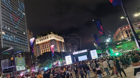 Foto de Sao Paulo (SP), Brasil - 18 / 05 / 2024 - CULTURA / MOSTROS / VIRADA CULTURAL - El reggae de Julian Marley se hizo cargo de Vale do Anhangabau el sábado por la noche durante la Virada Cultural 2024. - Imagen libre de derechos