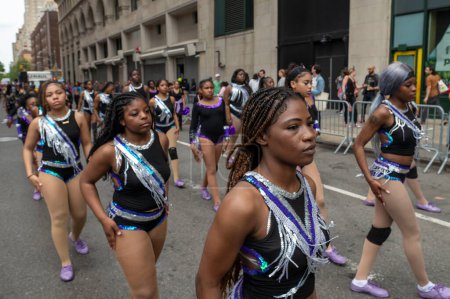 Foto de 18 de mayo de 2024, Nueva York, Estados Unidos: Bailarines disfrazados de Angels of Distinction bailan en grupo durante el 18º Desfile y Festival anual de Danza. - Imagen libre de derechos