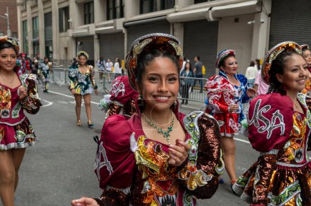 Téléchargez les photos : 18 mai 2024, New York, USA : Des danseurs costumés de Caporales San Simon USA VA et NJ dansent ensemble lors du 18ème défilé et festival de danse annuel le 18 mai 2024 à New York. - en image libre de droit