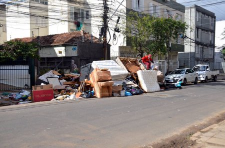 Téléchargez les photos : Porto Alegre (RS), 18 / 05 / 2024 Record of damage caused in the Historic Center region, this Saturday (18). La journée est un jour de nettoyage pour les résidents et les commerçants de la région centrale de la capitale - en image libre de droit