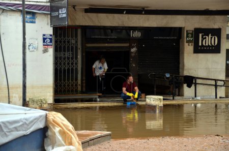 Téléchargez les photos : Porto Alegre (RS), 18 / 05 / 2024 Record of damage caused in the Historic Center region, this Saturday (18). La journée est un jour de nettoyage pour les résidents et les commerçants de la région centrale de la capitale - en image libre de droit