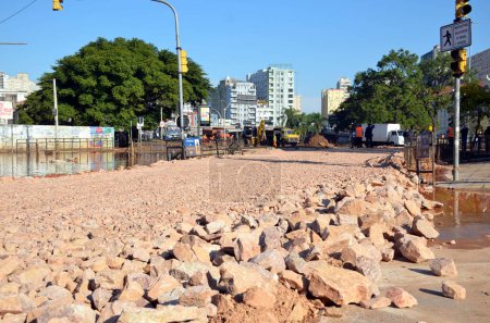 Téléchargez les photos : Porto Alegre (RS), 21 / 05 / 2024 Le maire de Porto Alegre a ordonné la construction d'un deuxième couloir humanitaire pour le passage des véhicules d'urgence utilisés dans les secours en cas d'inondation, ce mardi (21). - en image libre de droit