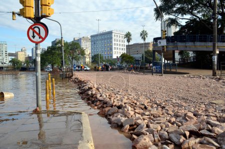 Foto de Porto Alegre (RS), 21 / 05 / 2024 El alcalde de Porto Alegre ordenó la construcción de un segundo corredor humanitario para el paso de vehículos de emergencia utilizados en rescates de inundaciones, este martes (21). - Imagen libre de derechos