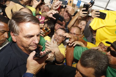 Foto de PASSO FUNDO (RS), Brazil 03/05/2024 - Former president Jair Bolsonaro arrives in the city and is received by supporters this Tuesday (05). Then, Bolsonaro headed to Nao-me-Toque/RS to visit Expodireto - Imagen libre de derechos