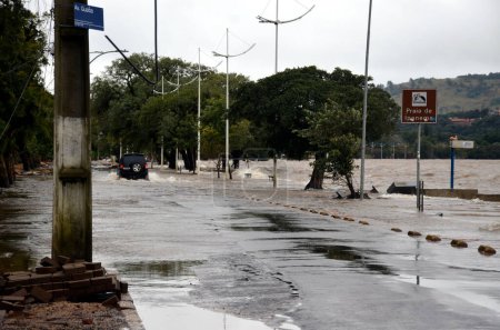 Téléchargez les photos : Porto Alegre (RS), Brésil 24 / 05 / 2024 La pluie provoque à nouveau des perturbations et des inondations dans les quartiers, ce vendredi (24). Des endroits tels que les quartiers d'Ipanema et de Guaruja, dans la zone sud de la capitale, ont été inondés à nouveau - en image libre de droit
