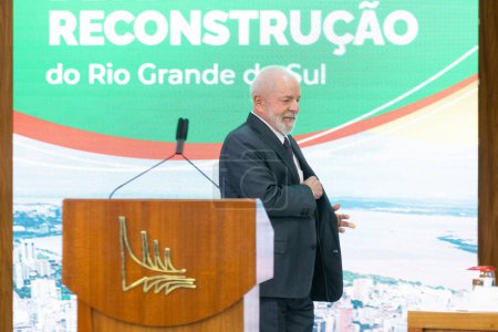 Foto de Presidente Lula durante una conferencia de prensa para anunciar nuevas medidas para apoyar a la población y la reconstrucción de Rio Grande do Sul. - Imagen libre de derechos
