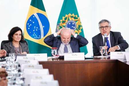 Téléchargez les photos : Brésil (DF), 04 / 06 / 2024 - Le président Lula et le ministre Alexandre Padilha, lors de la signature des sanctions pour la Politique nationale de soins complets pour les personnes atteintes de la maladie d'Alzheimer et d'autres démences. - en image libre de droit