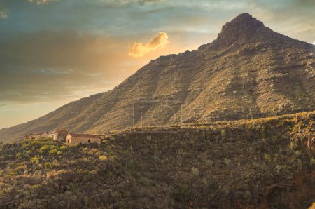 Foto de Pequeña granja abandonada a los pies del Roque de Imoque, en Arona, cerca de La Escalona. Tenerife. Islas Canarias - Imagen libre de derechos