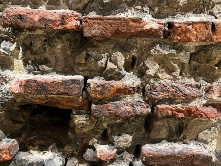 Téléchargez les photos : Close up of ancient thin red building bricks with grey mortar design part of ancient historical Roman castle wall in Essex England uk - en image libre de droit