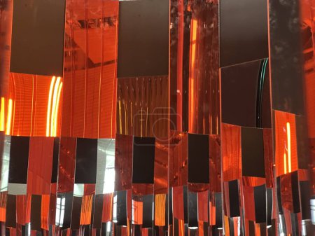 Téléchargez les photos : Motif abstrait et design de mur de verre de panneaux rectangulaires de fenêtre en verre noir rouge orange à différents angles dans le bâtiment moderne avec des réflexions - en image libre de droit