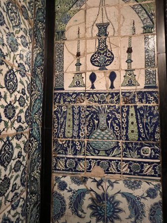 Téléchargez les photos : Détail rapproché des carreaux muraux marocains avec motif floral en beau bleu foncé turquoise crème et or dans le musée de la maison Leighton à l'ouest de Londres Royaume-Uni - en image libre de droit
