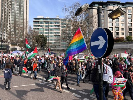 Téléchargez les photos : Londres, Angleterre, Royaume-Uni - 9 mars 2024 : Des drapeaux colorés et des foules lors d'une manifestation pacifique de la coalition anti-guerre de Hyde Park à l'ambassade américaine pour le cessez-le-feu à Gaza - en image libre de droit