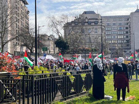 Téléchargez les photos : Londres, Angleterre, Royaume-Uni - 9 mars 2024 : Manifestation pacifique de la coalition anti-guerre pour le cessez-le-feu au Moyen-Orient de Hyde Park aux groupes d'ambassade américains comprenant des musulmans juifs chrétiens marchant et chantant avec des drapeaux et des bannières - en image libre de droit