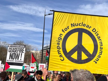 Téléchargez les photos : Londres, Angleterre, Royaume-Uni - 9 mars 2024 : Campagne CNC nucléaire Désarmement des manifestants pacifiques de la coalition anti-guerre pour le cessez-le-feu à Gaza Marche au Moyen-Orient de Hyde Park à l'ambassade américaine - en image libre de droit