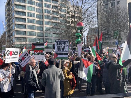 Téléchargez les photos : Londres, Angleterre, Royaume-Uni - 9 mars 2024 : Manifestation pacifique de la coalition anti-guerre pour le cessez-le-feu au Moyen-Orient de Hyde Park aux groupes d'ambassade américains comprenant des musulmans juifs chrétiens marchant et chantant avec des drapeaux et des bannières - en image libre de droit