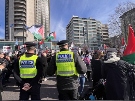 Téléchargez les photos : Londres, Angleterre, Royaume-Uni - 9 mars 2024 : La police surveille la manifestation pacifique de la coalition anti-guerre de Hyde Park à l'ambassade américaine pour le cessez-le-feu à Gaza - en image libre de droit