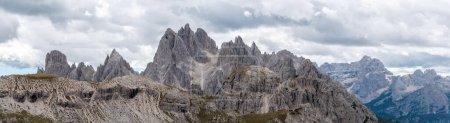 Foto de Paisaje alpino salvaje escénico alrededor de las 3 montañas Zinnen, las dolomitas en el Tirol del Sur - Imagen libre de derechos