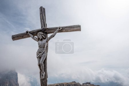 La hermosa cruz de madera antigua cumbre del Monte Lagazuoi en los Alpes Dolomitas, provincia autónoma del Tirol del Sur en Italia