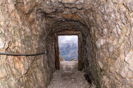 Téléchargez les photos : Un tunnel au Mont Lagazuoi, partie d'un système de défense dans la Première Guerre mondiale dans les Alpes Dolomites, Pronvince autonome du Tyrol du Sud - en image libre de droit