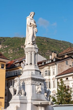 Téléchargez les photos : Statue du chanteur médiéval Walther von der Vogelweide au centre-ville de Bolzano, province autonome du Tyrol du Sud, Italie - en image libre de droit
