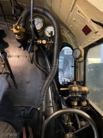 Foto de NUMERO, ALEMANIA - 30 DE OCTUBRE DE 2022 - Vista desde la cabina de un conductor de una vieja locomotora de vapor - Imagen libre de derechos