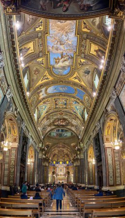 Téléchargez les photos : POMPEII, ITALY - APRIL 10, 2022 - Famous pilgrimage church Shrine of our Lady of the Rosary in Pompeii, Southern Italy - en image libre de droit