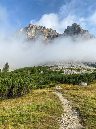 Téléchargez les photos : Randonnée aventureuse jusqu'au mont Lagazuoi dans les Alpes Dolomites, prononciation autonome du Tyrol du Sud en Italie - en image libre de droit