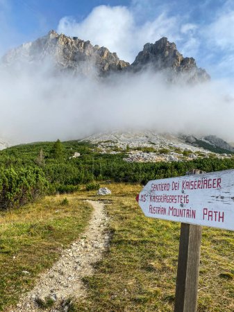 Téléchargez les photos : Randonnée aventureuse jusqu'au mont Lagazuoi dans les Alpes Dolomites, prononciation autonome du Tyrol du Sud en Italie - en image libre de droit