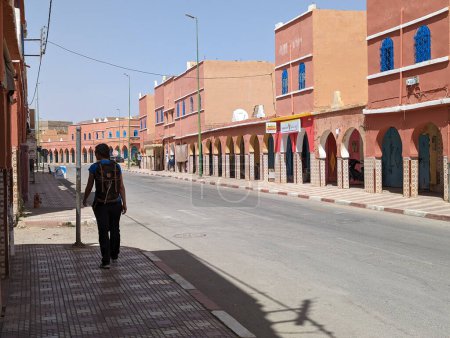 Téléchargez les photos : Colonnade typique à la façade des maisons au centre-ville de Tata au Maroc - en image libre de droit