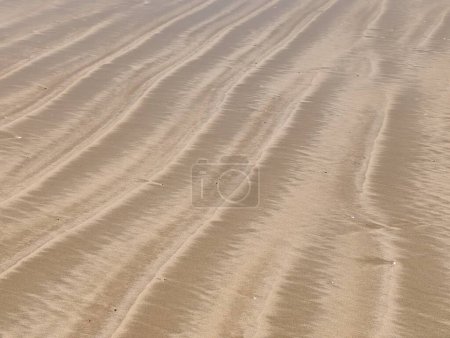 Foto de Hermosas líneas en la playa naturalmente dibujadas por las olas del mar, Essaouira en Marruecos - Imagen libre de derechos