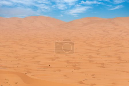 Foto de Pintorescas dunas en el desierto de Erg Chebbi, parte del Sahara Africano, Marruecos - Imagen libre de derechos
