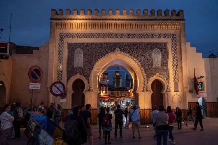 Téléchargez les photos : Célèbre porte de la ville de Bab Boujloud dans la médina de Fès, Maroc - en image libre de droit