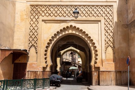 Téléchargez les photos : Porte orientale pittoresque Bab Semmarine dans la médina de Fès, Maroc - en image libre de droit
