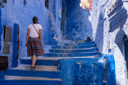 Vibrante callejón de color azul en el centro de Chefchaouen, Marruecos
