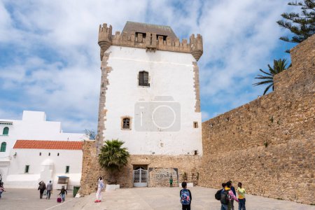 Téléchargez les photos : Tour médiévale Borj al Khamra dans le centre-ville d'Asilah, Maroc - en image libre de droit