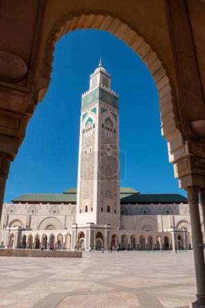 Foto de Exterior de la famosa Mezquita Hassan II en la costa de Casablanca, Marruecos - Imagen libre de derechos