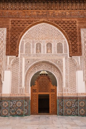 Téléchargez les photos : MARRAKECH, MAROC - 18 AVRIL 2023 - La célèbre Madrassa Ben Youssef dans la médina de Marrakech - en image libre de droit