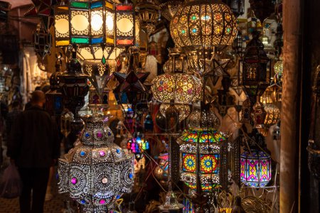 Foto de Impresiones de los típicos zocos marroquíes en la medina de Marrakech - Imagen libre de derechos