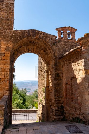 Téléchargez les photos : Petite chapelle San Felice à la muraille de Volterra en Toscane, Italie - en image libre de droit