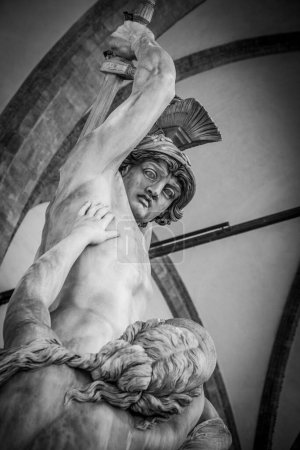 Téléchargez les photos : Statue du Viol de la Polyxène par Pio Fedi dans la Loggia dei Lanzi à Florence, Italie - en image libre de droit