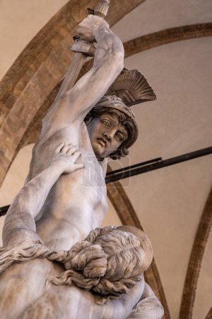 Téléchargez les photos : Statue du Viol de la Polyxène par Pio Fedi dans la Loggia dei Lanzi à Florence, Italie - en image libre de droit