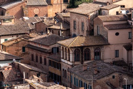 Alte Wohnhäuser im Stadtzentrum von Siena, Italien, vom Aussichtspunkt Facciatone aus gesehen