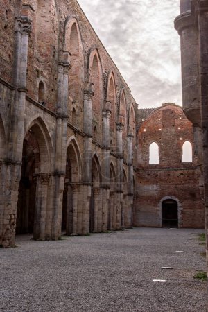 Téléchargez les photos : Nef du monastère cistercien San Galgano en Toscane, Italie - en image libre de droit