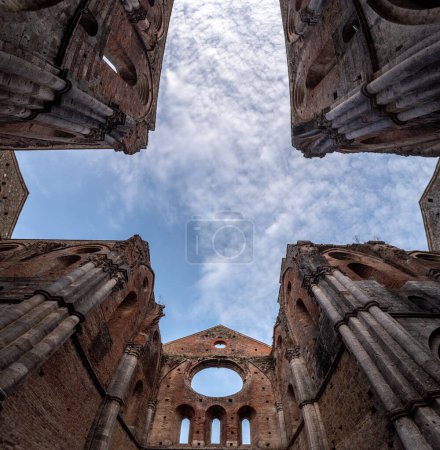 Téléchargez les photos : Plafond manquant ouvrant sur le ciel dans le monastère cistercien abandonné détruit San Galgano en Toscane, Italie - en image libre de droit